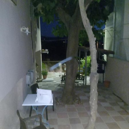 Menegis Apartment ไซคิย์นธอสทาวน์ ภายนอก รูปภาพ
