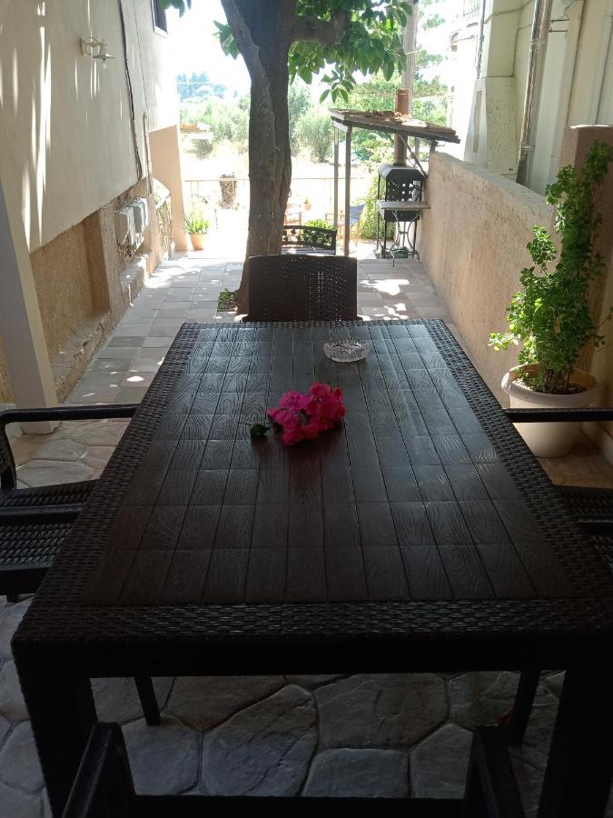 Menegis Apartment ไซคิย์นธอสทาวน์ ภายนอก รูปภาพ