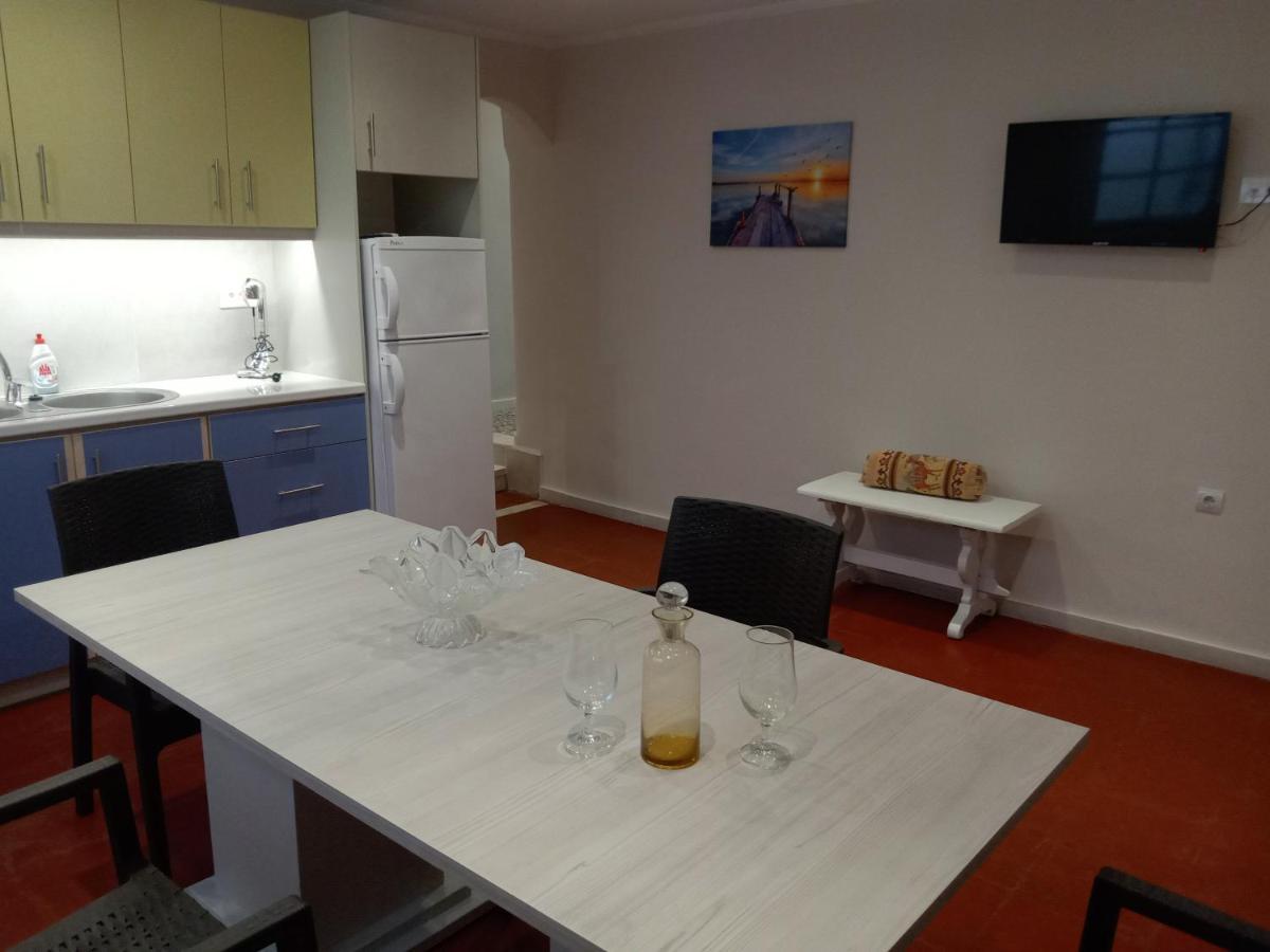 Menegis Apartment ไซคิย์นธอสทาวน์ ภายนอก รูปภาพ