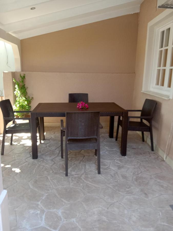 Menegis Apartment ไซคิย์นธอสทาวน์ ภายนอก รูปภาพ